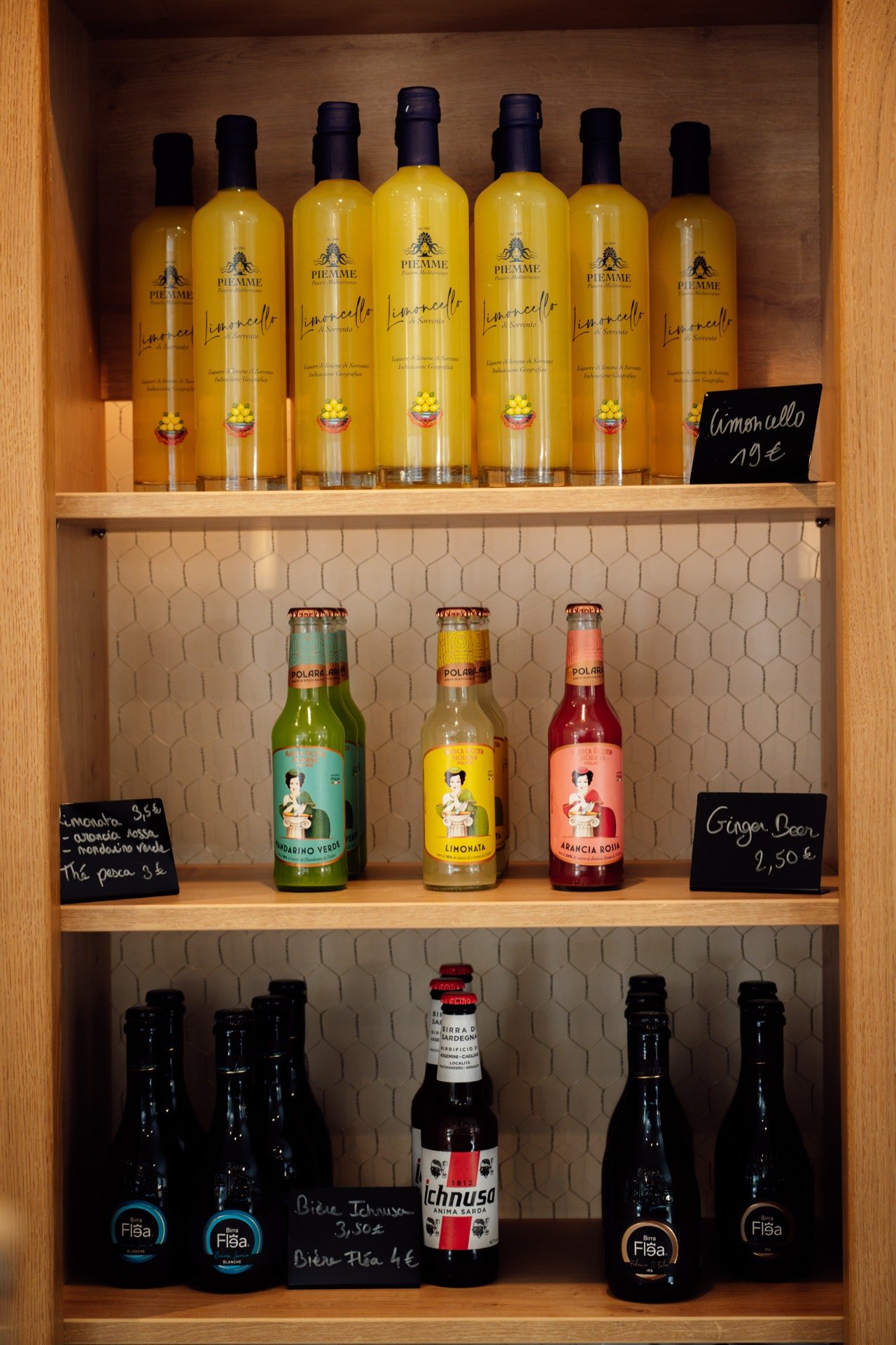 Une bouteille de limoncello posée sur le comptoir de l'épicerie.